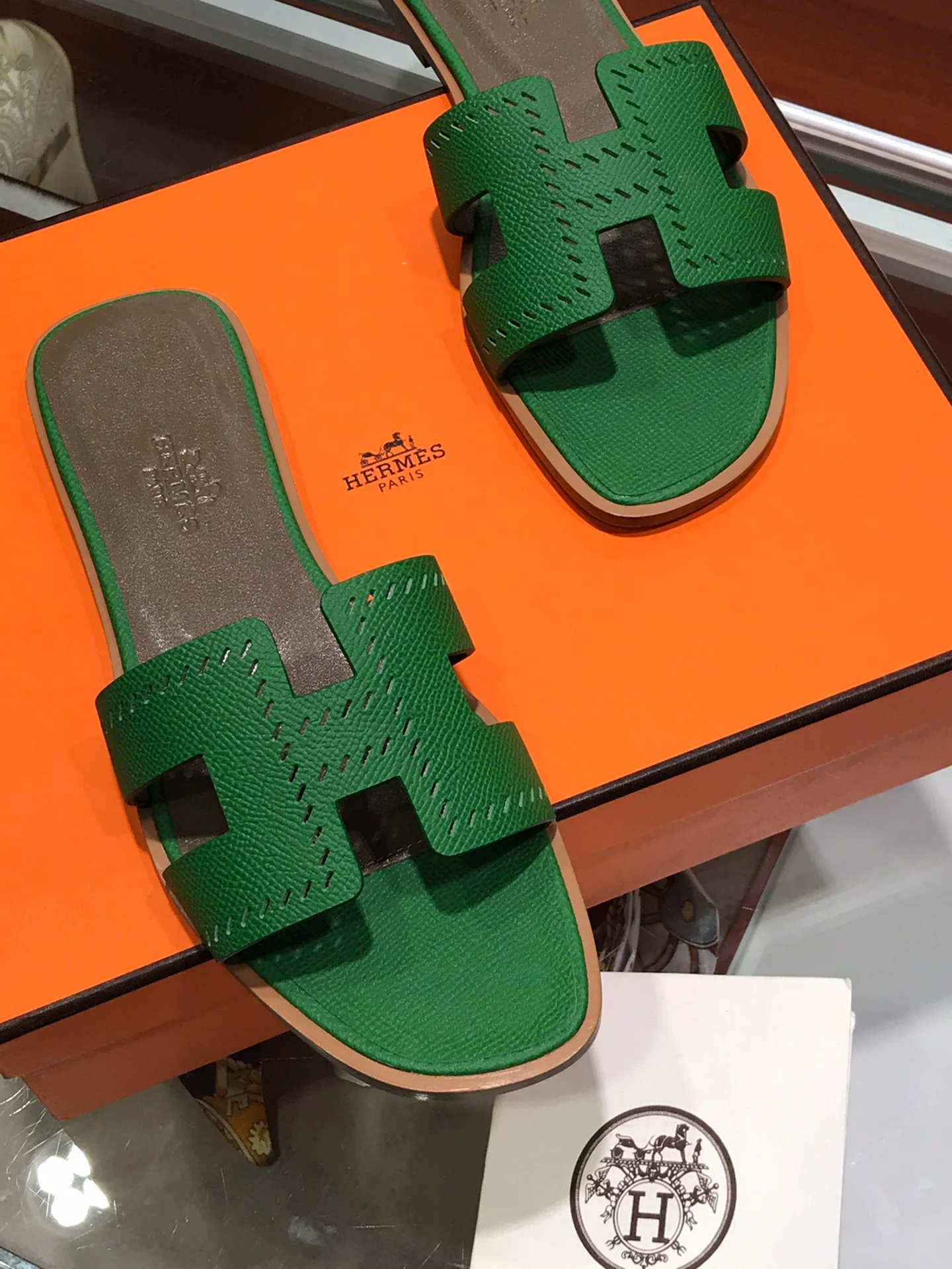 Новинка весны 2022 года от Hermes - плоские тапочки H - 3