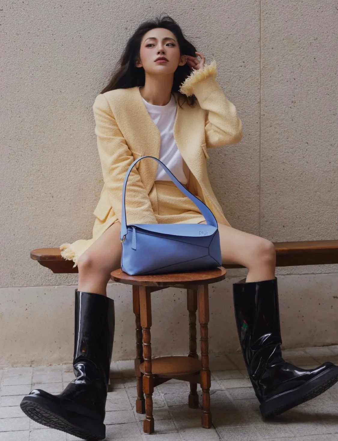 Сумка-хобо Loewe Puzzle, светло-голубая (на фото).