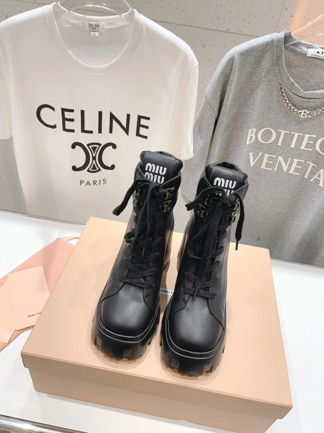 Новинка осенне-зимней коллекции Miu Miu 2023 — ботильоны на высоком каблуке и платформе.