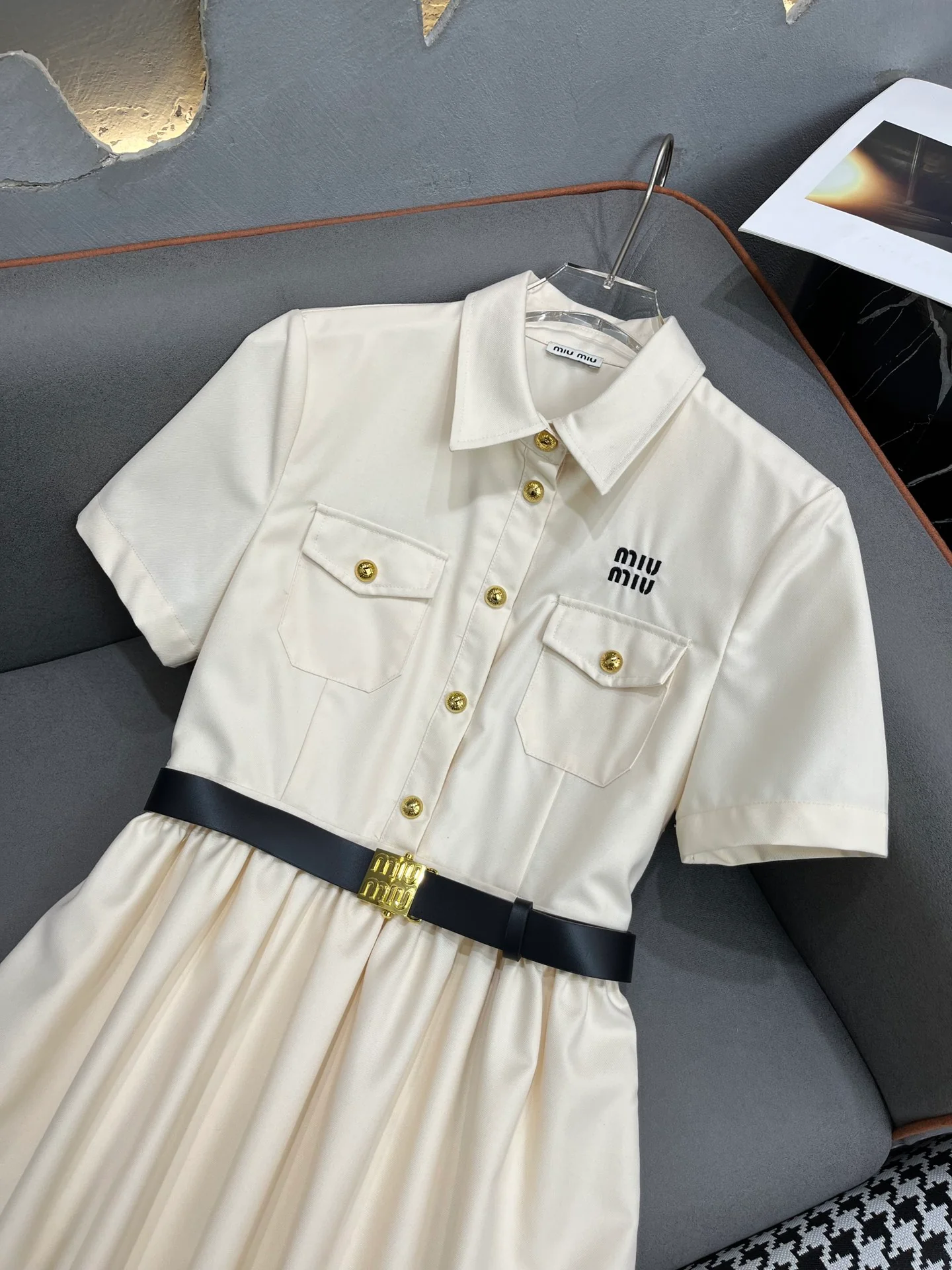 Miu Miu - Летнее платье нового стиля 2404-24ss с отложным воротником, вышивкой в ??виде букв и поясом - Модное белое.