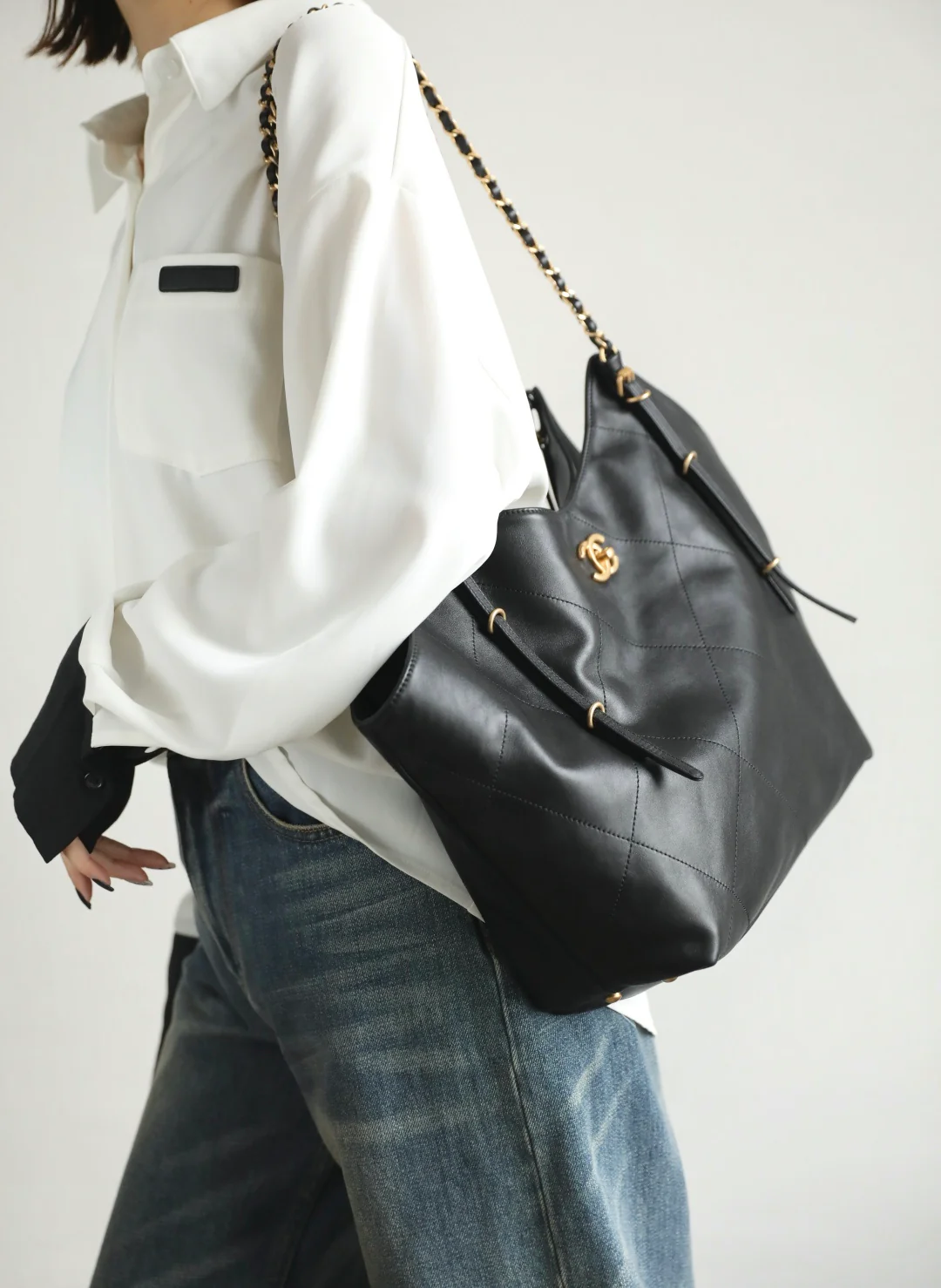 Маленькая черная сумка-тоут Chanel 25 с рукавами ?летучая мышь?.