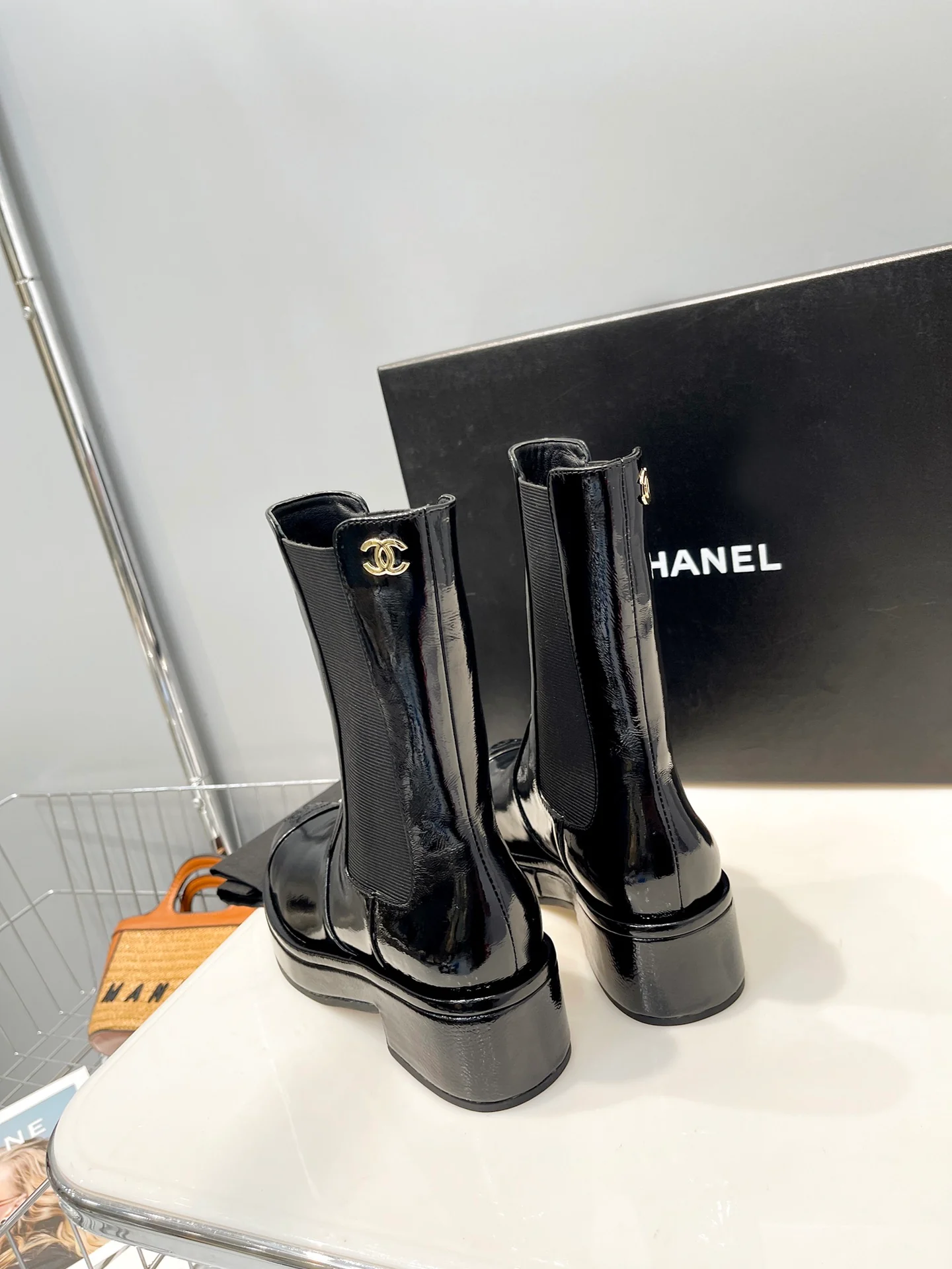 Коллекция Chanel осень/зима 2022: сапоги до середины икры премиум-класса - черные