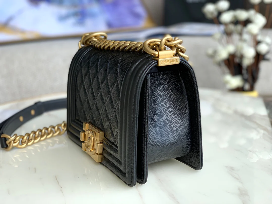 Chanel Boy 20 см, черный шар, золотой