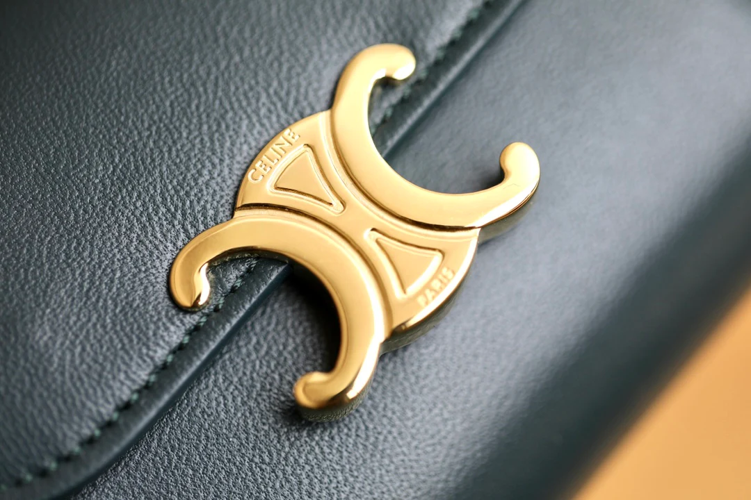 Маленький глянцевый кошелек Triomphe с клапаном из овечьей кожи - темно-зеленый