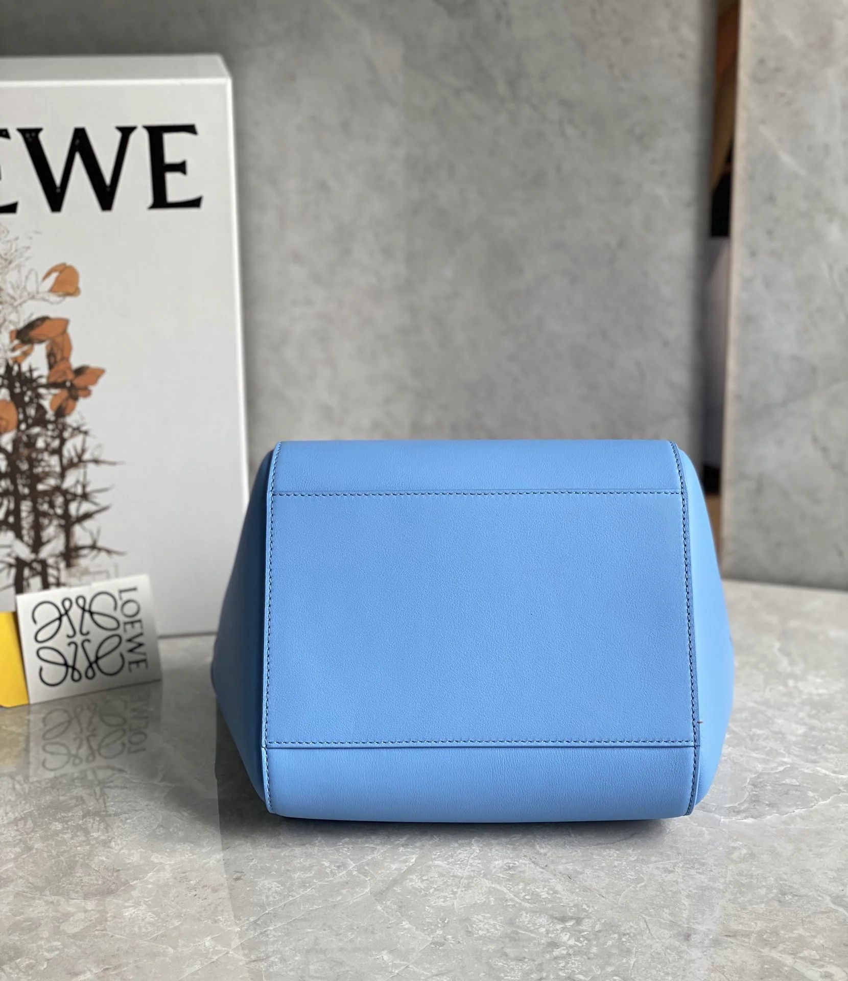 Сумка-гамак Loewe Hammock Nugget Bag - светло-голубая.