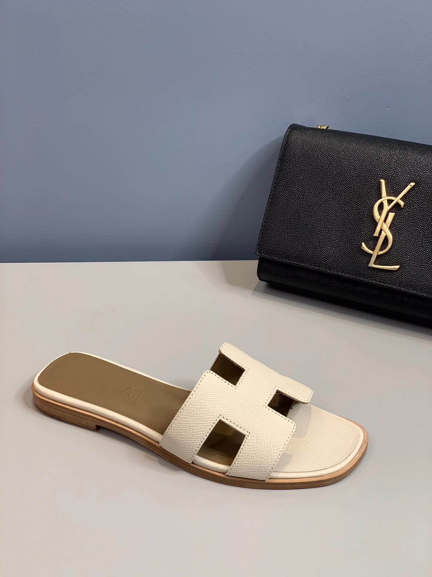 Новинка 2022 года от Hermes - Тапочки с отпечатком руки - Белые