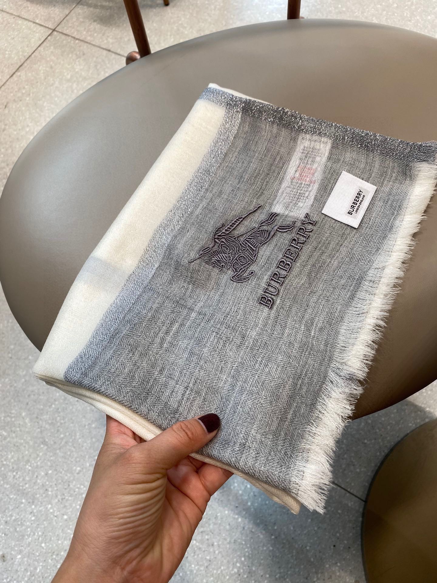 Кашемировый шарф Burberry с пайетками, пряжа - 100-200 см - бежевый/серый