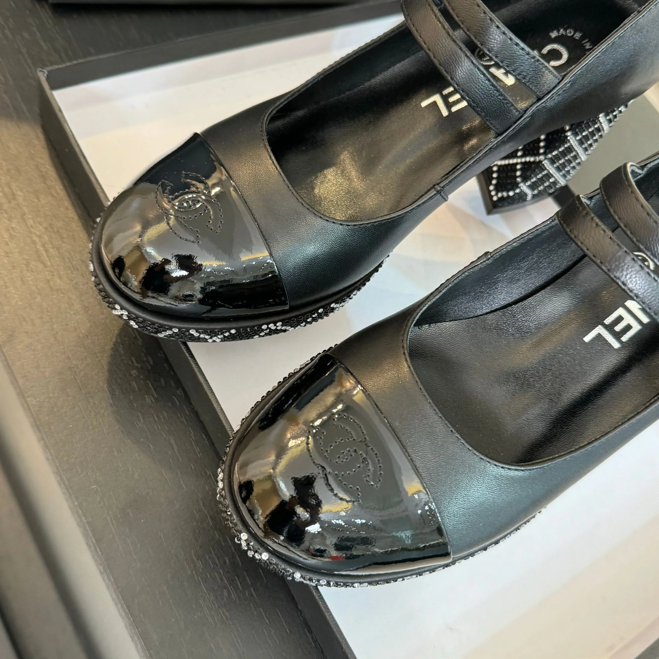 Босоножки на высоком каблуке Chanel 2024 - Черные - 1