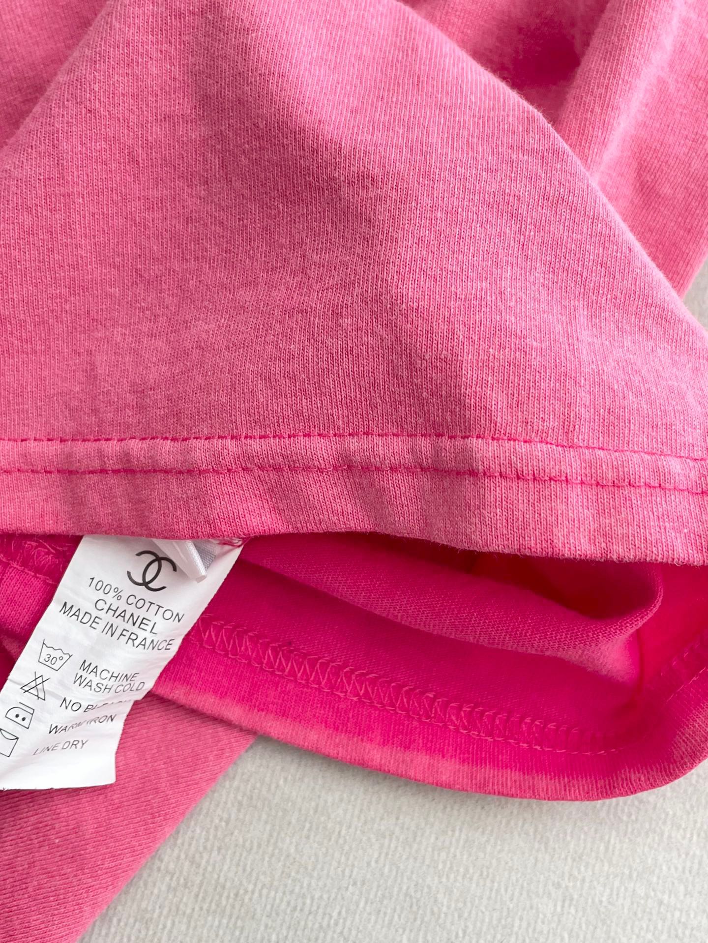 Футболка Chanel 2403 из хлопка с коротким рукавом, окрашенная в технике тай-дай, с эффектом потертости, розовая.