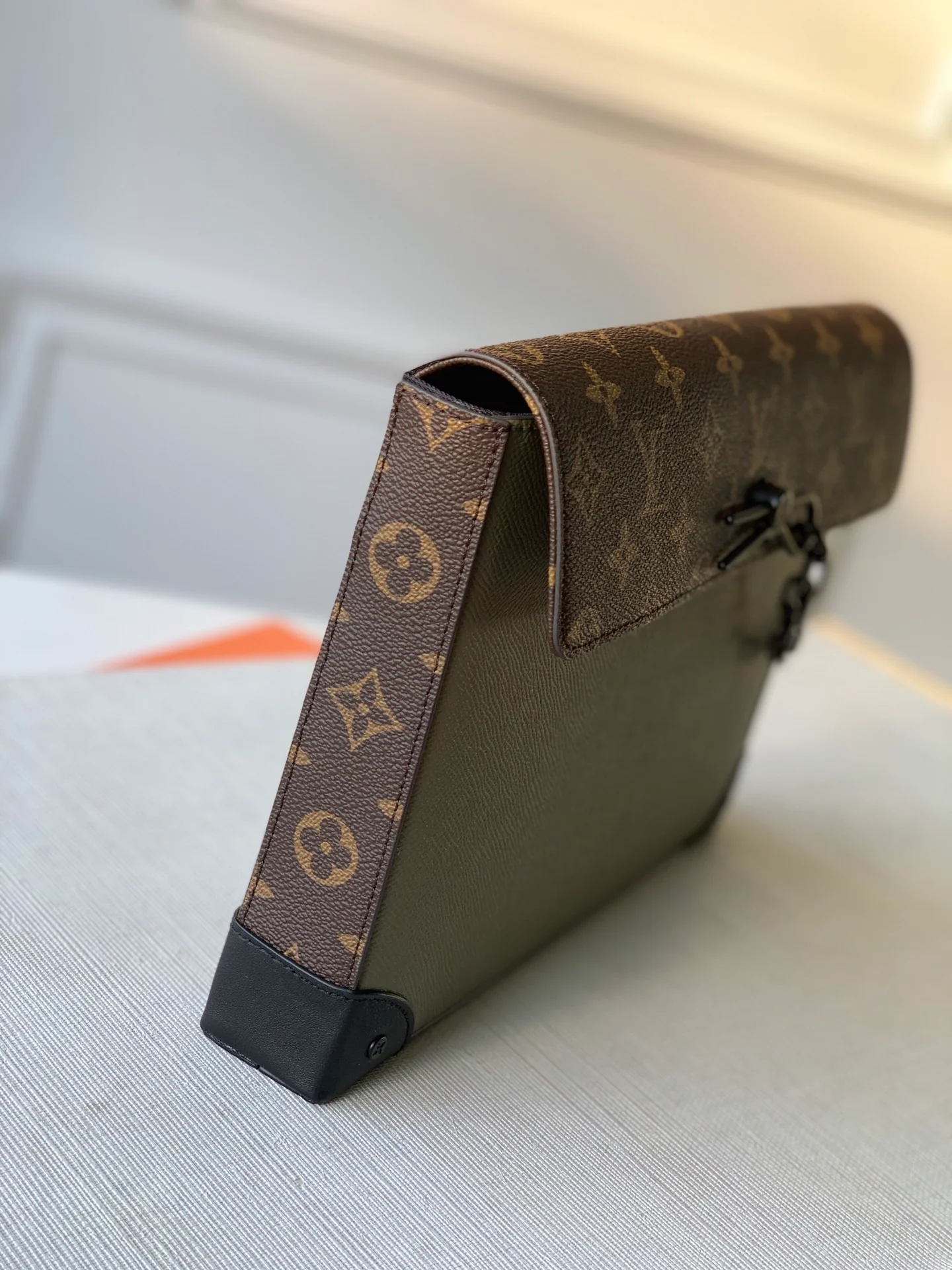 Клатч Pochette Voyage Steamer LV M30583 — темно-зеленый