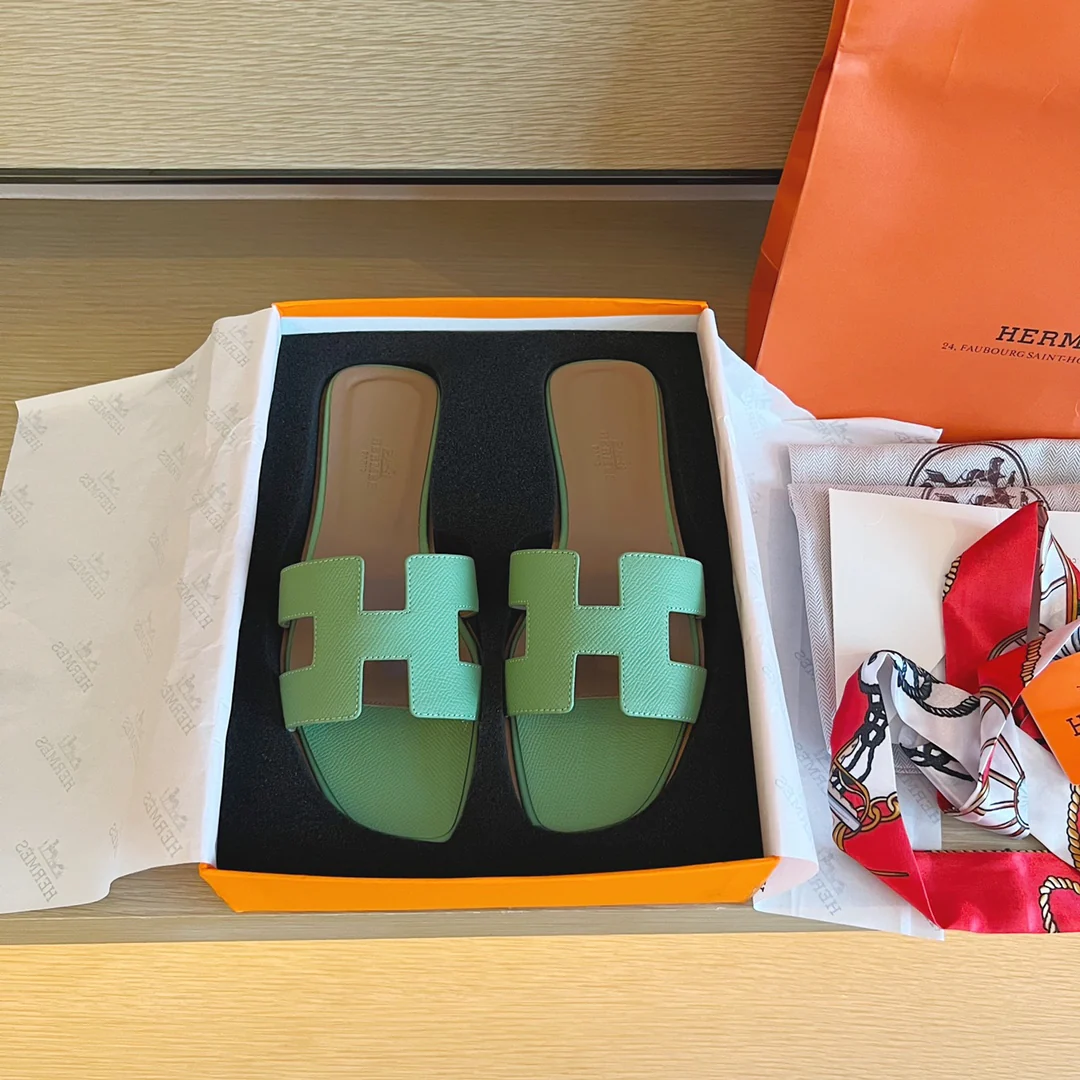 Классические тапочки Hermes с буквой H - с принтом пальм, бирюзовый цвет.