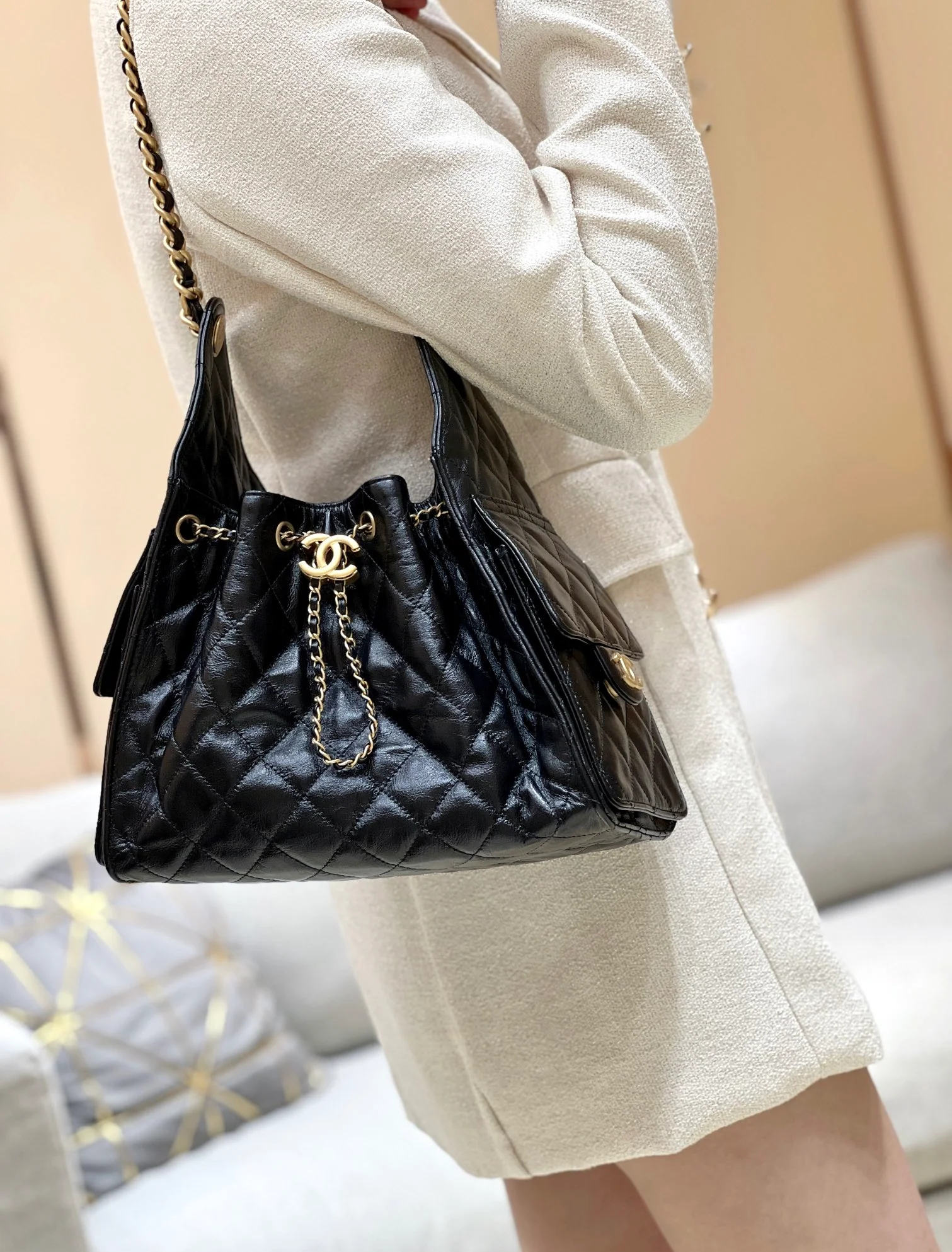 Сумка-ведро Chanel 25c 25bag из телячьей кожи с завязками, маленькая – черно-золотая