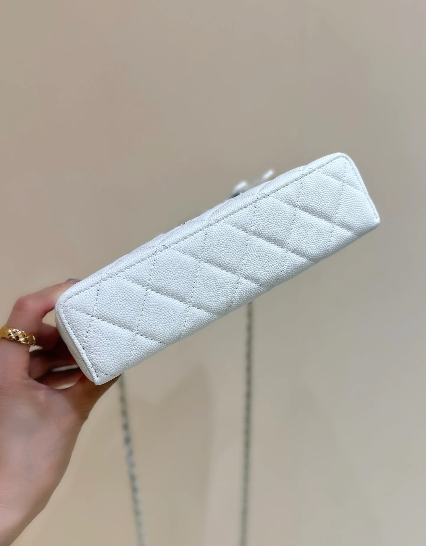 Сумка-ланчбокс Chanel 25p Limited Edition в форме сердца с бриллиантом — белая.