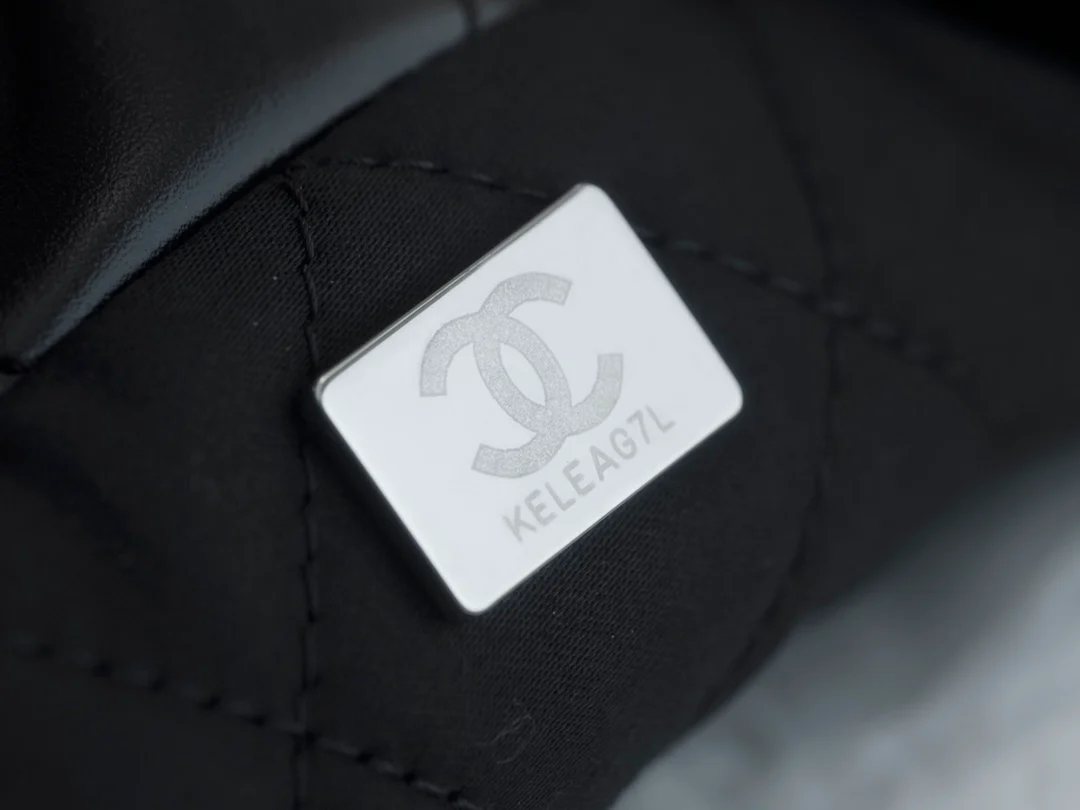 Сумка Chanel 22p 22bag, маленькая, черная, с серебряной пряжкой - 1 шт.