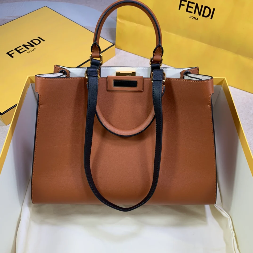 Сумка Fendi Peekaboo XLite Small из карамельной кожи.