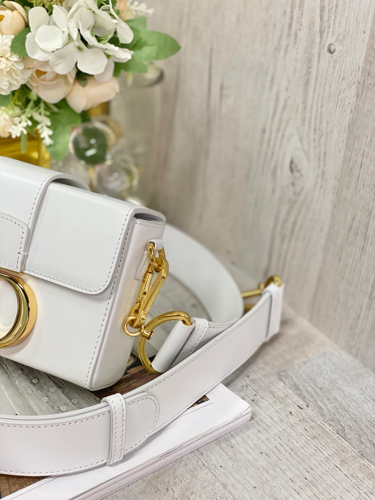 Мини-бокс Dior Montaigne - гладкая кожа - золотистая фурнитура - 17,5 см - белый