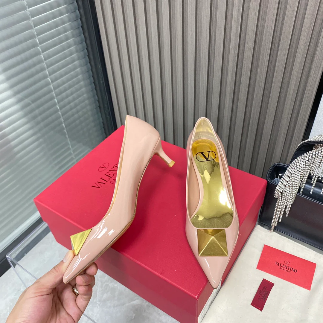 Новинка сезона осень/зима 2022 от Valentino - Туфли на низком каблуке с заклепками - Розовые