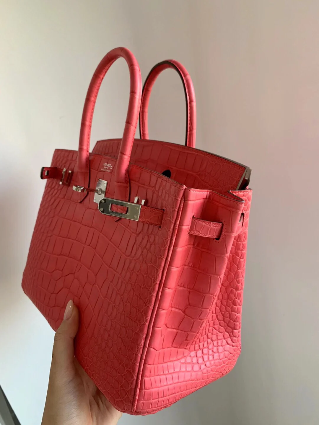 Сумка Hermes Birkin 25 из кожи американского аллигатора, формат A5, ручка из крокодиловой кожи, азалия, серебряная пуговица.