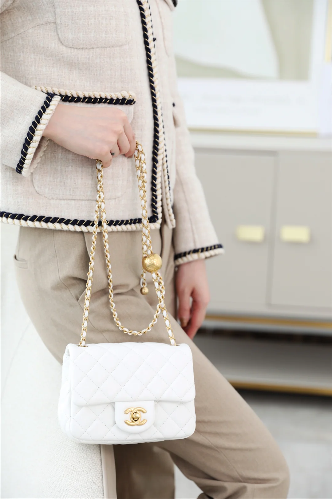 Chanel - Золотая квадратная сумка с клапаном в форме глобуса - 17 см