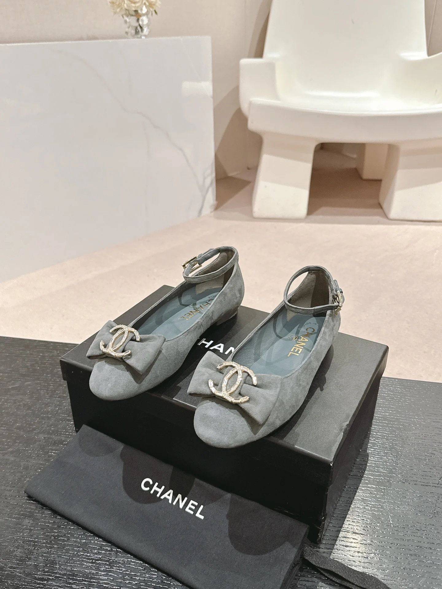 Туфли на низком каблуке Chanel 2024 Ribbon, серые