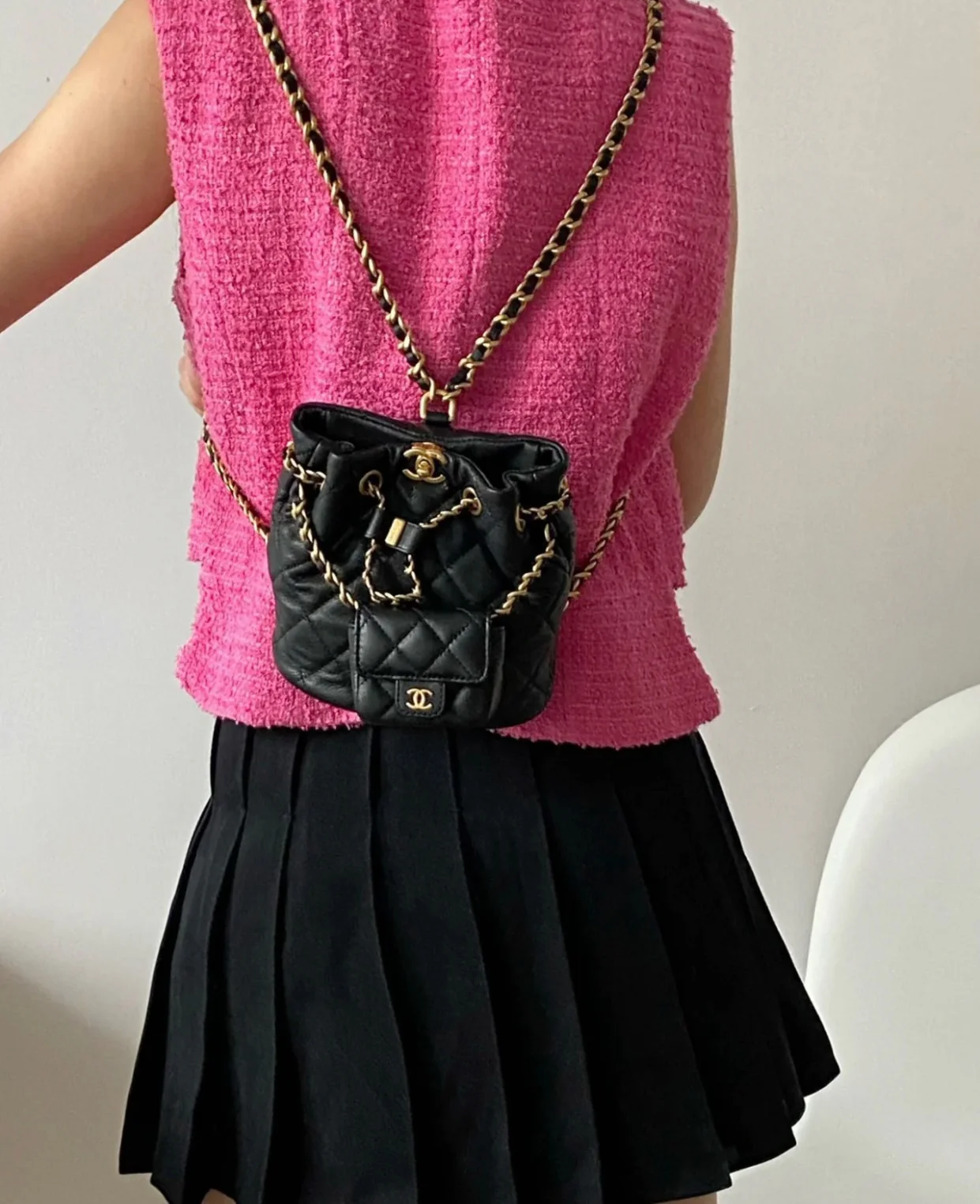 Пре-осенняя коллекция Chanel 2023 — рюкзак Métiers d'Art Letter