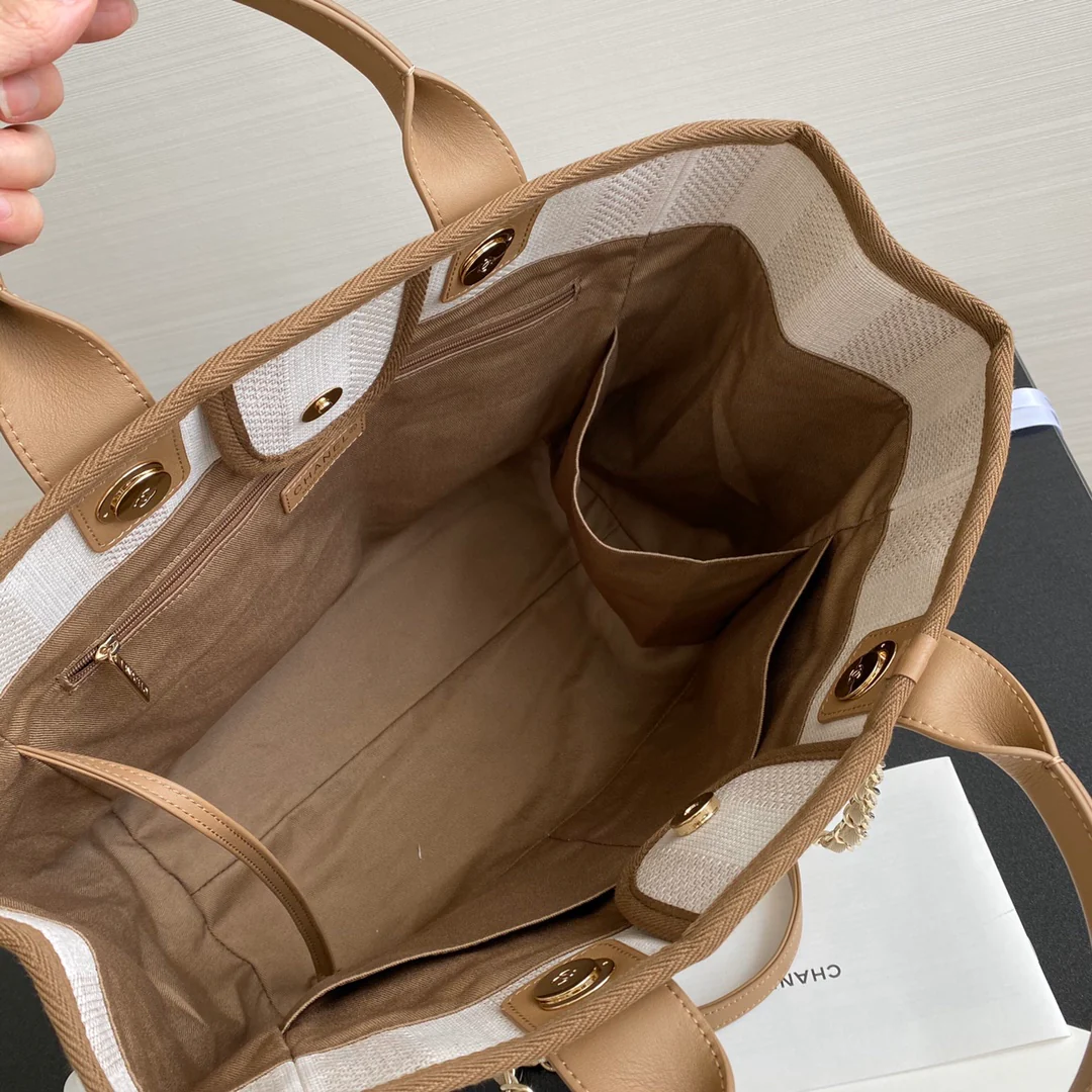 Большая пляжная сумка Chanel в бежевую полоску