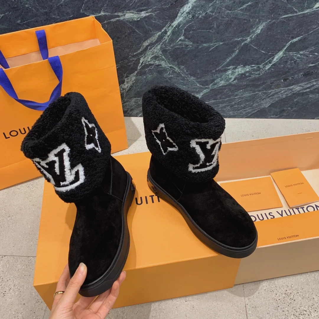 Новинка осенне-зимней коллекции LV 2022 — Снежные сапоги из натуральной овчины — Черные