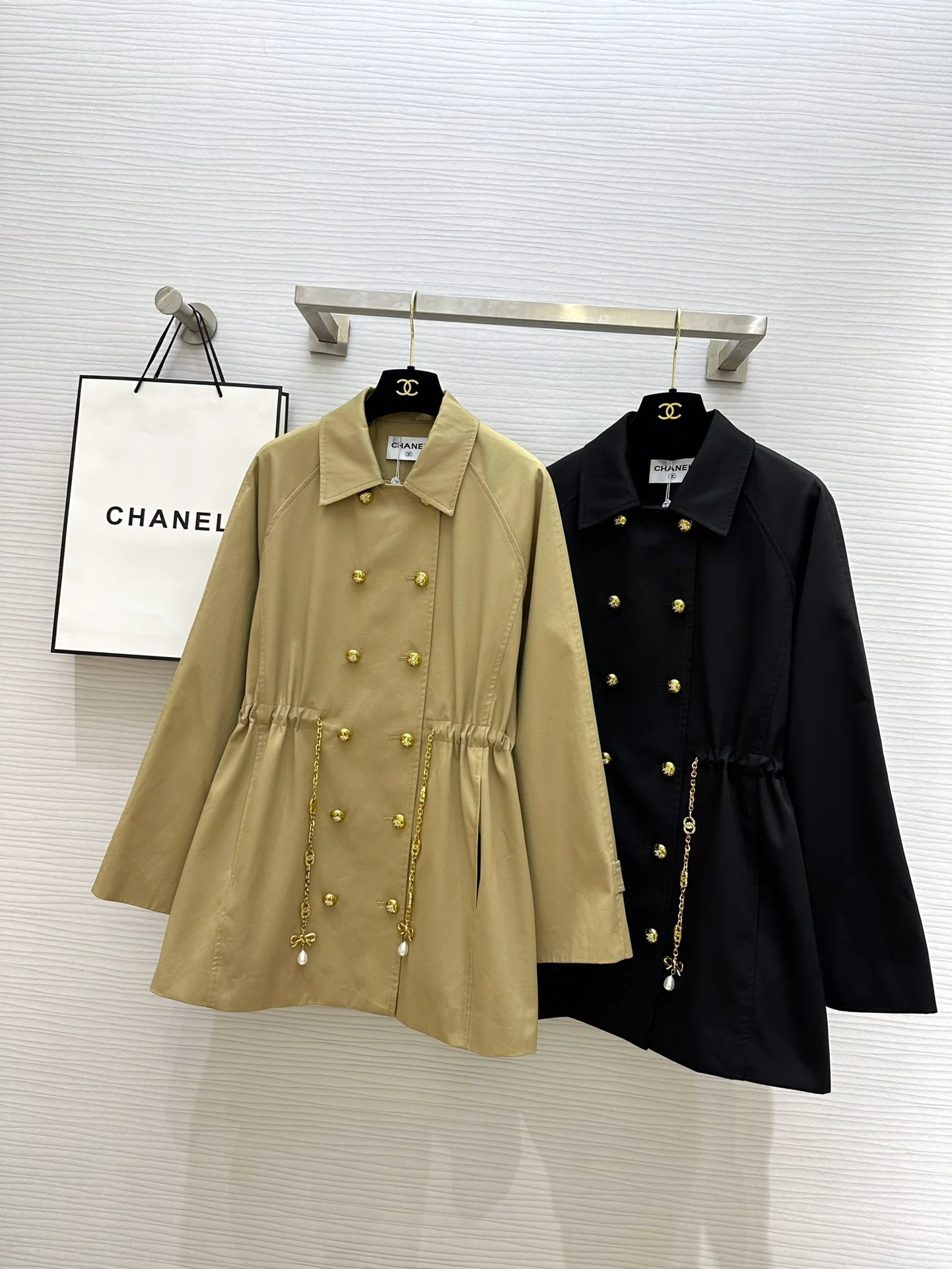 Новая коллекция Chanel весна/лето 2024: двубортный тренч, украшенный цепочками.