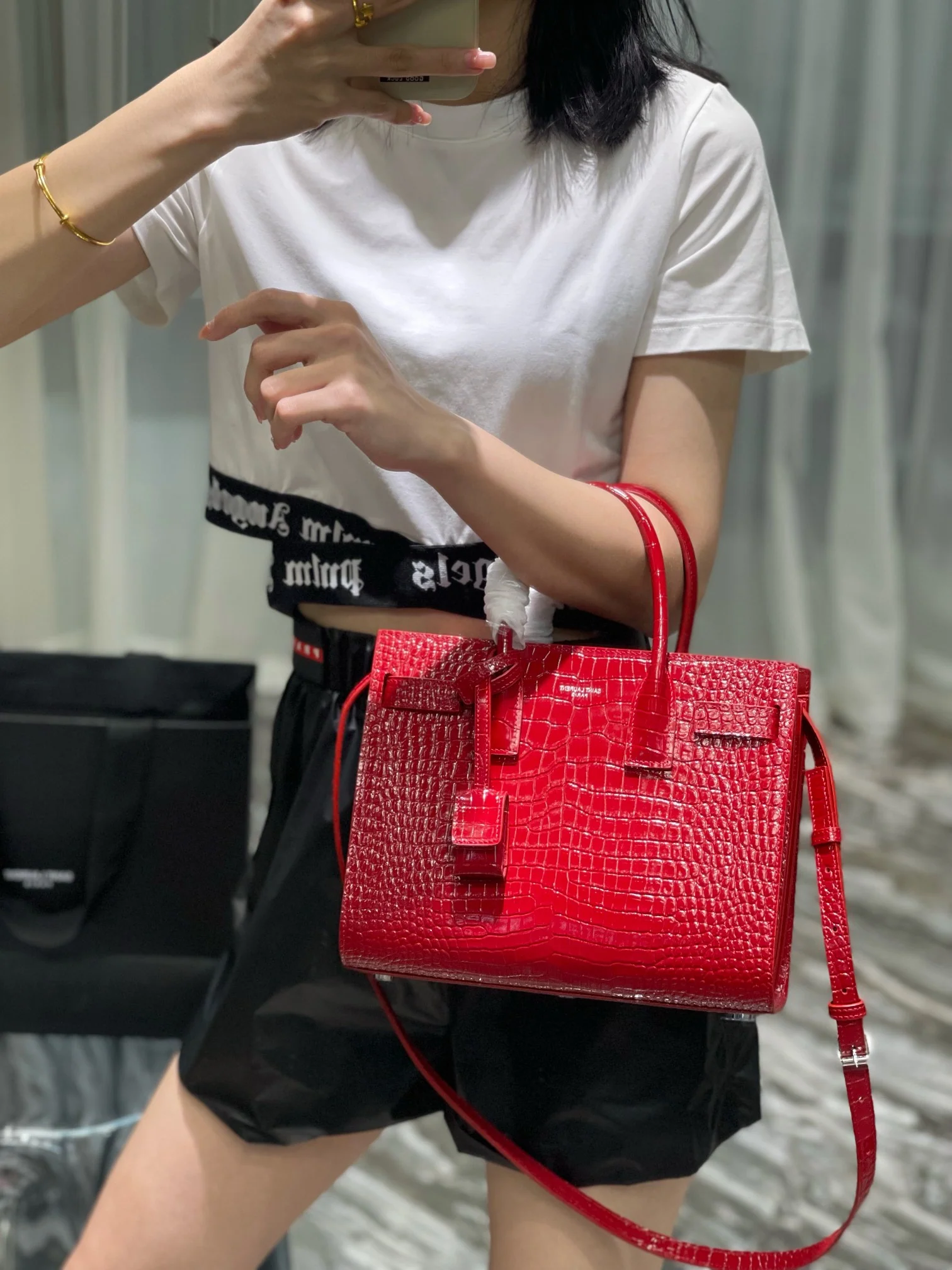 Сумка-мессенджер YSL Sac-de-jour с тиснением под крокодиловую кожу - красная