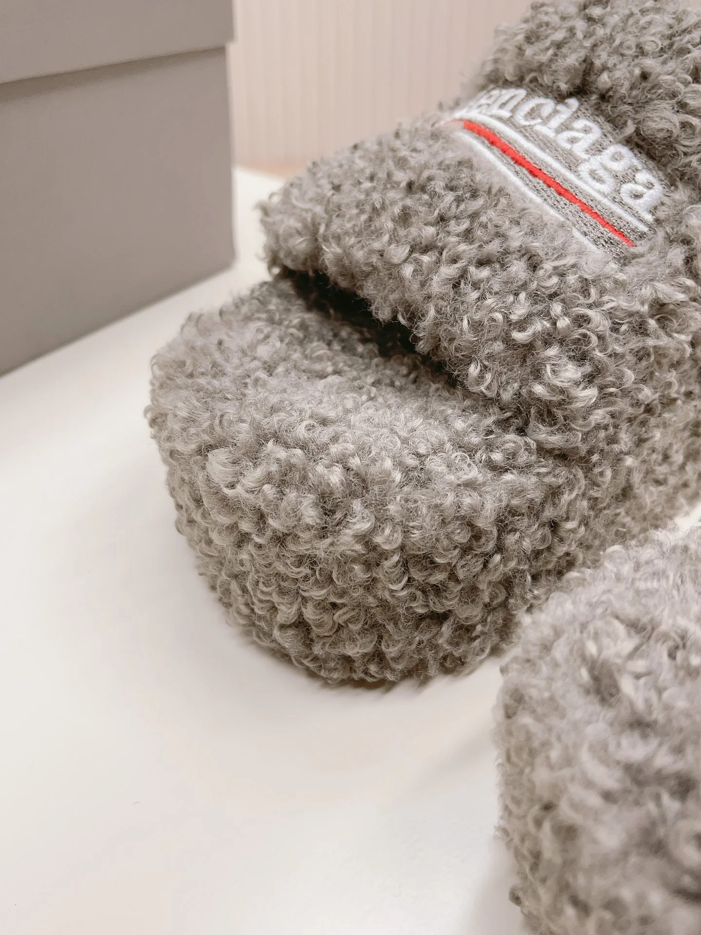 Новинка Balenciaga 2023 года - Меховые тапочки на платформе - Серые