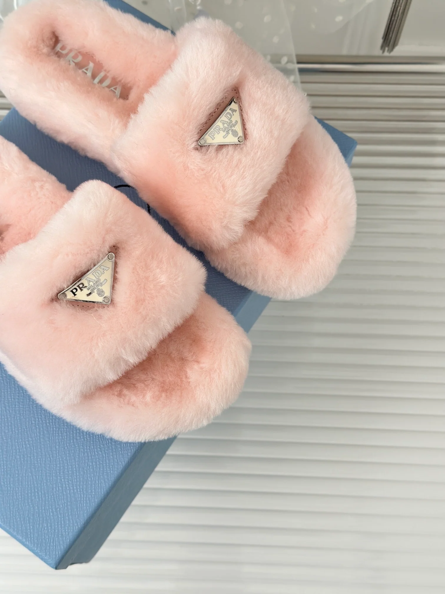 Новинка сезона осень/зима 2023 от Prada - Шерстяные тапочки - Розовые