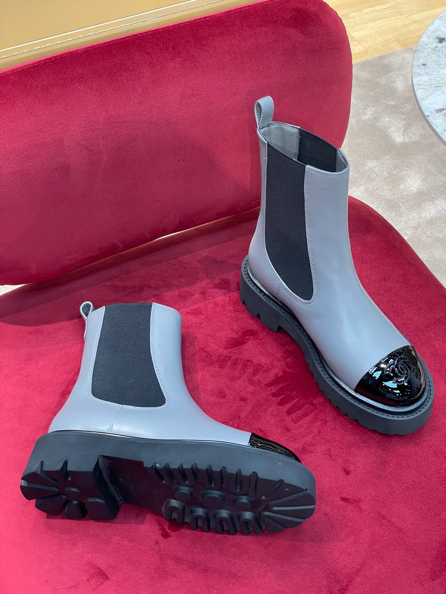 Новинка 2022 года от Chanel - Ботинки челси с круглым носком - Серые