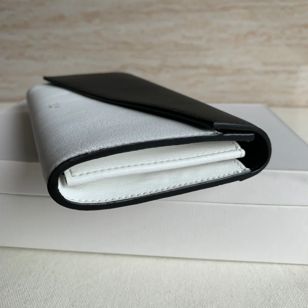 Черно-белый кошелек-книжка Celine