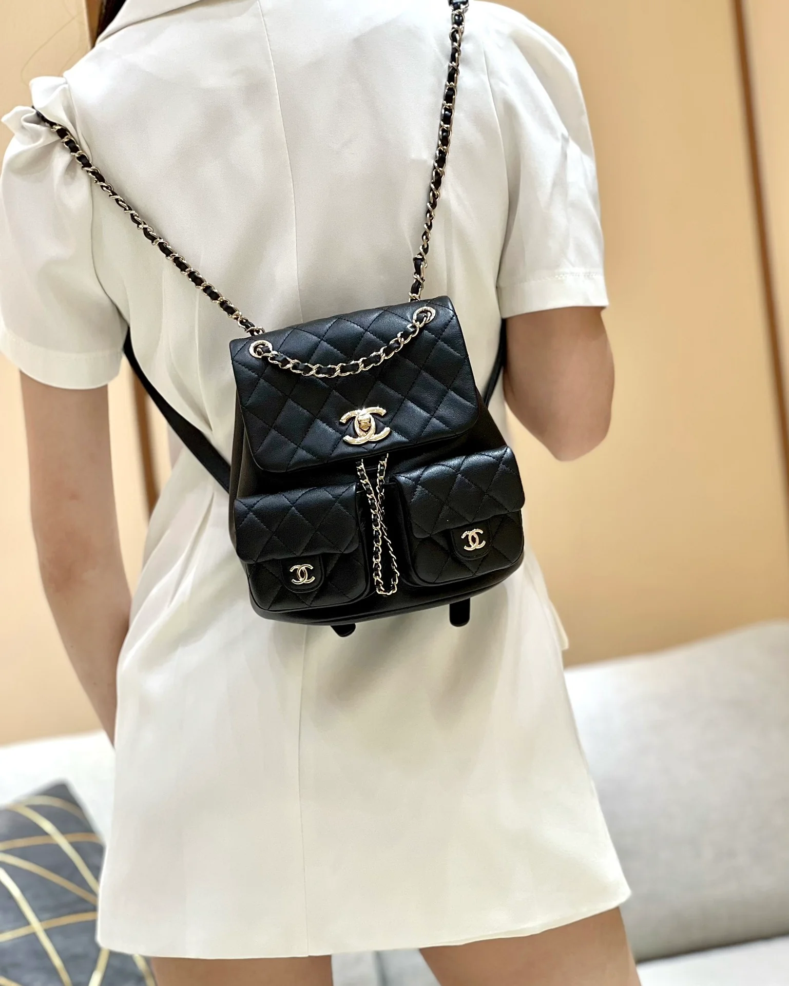 Коллекция Chanel Весна/Лето 2023 - Duma - Однотонный рюкзак из телячьей кожи - Черный