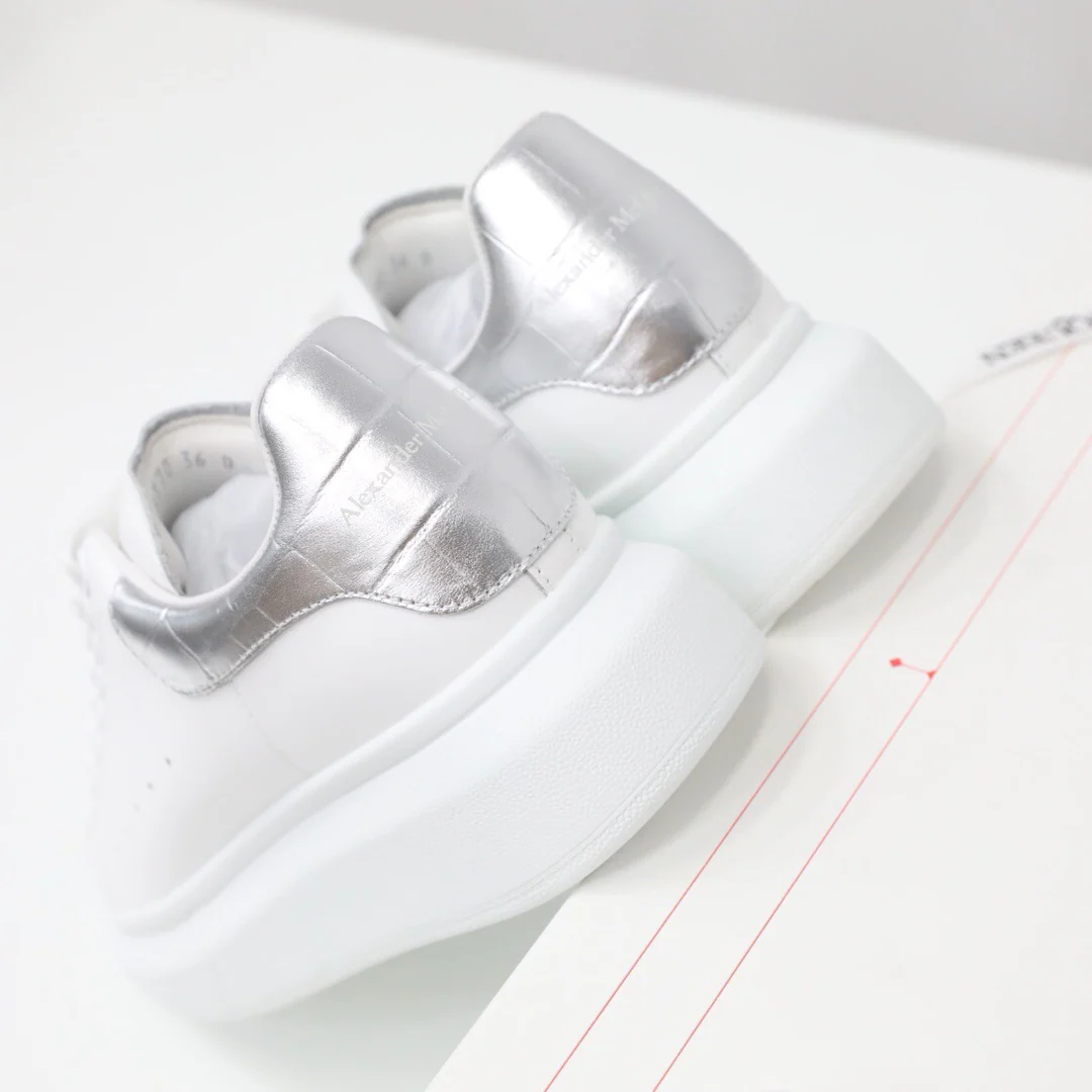 Классические белые кроссовки McQueen с крокодиловым принтом, серебристые.