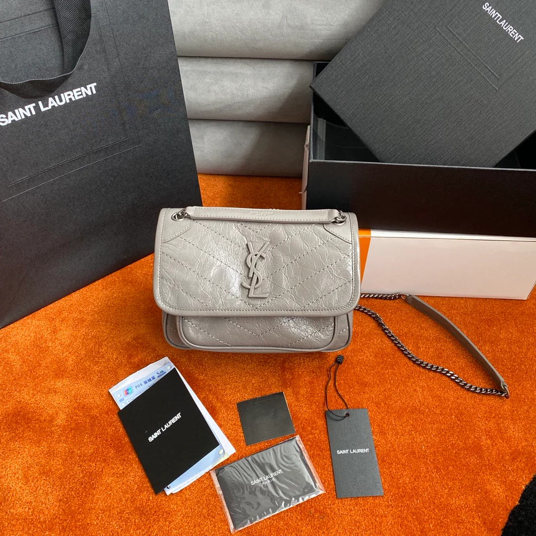 Сумка-мессенджер YSL Niki серого цвета с серебряной цепочкой, кожа с покрытием, 22 см.