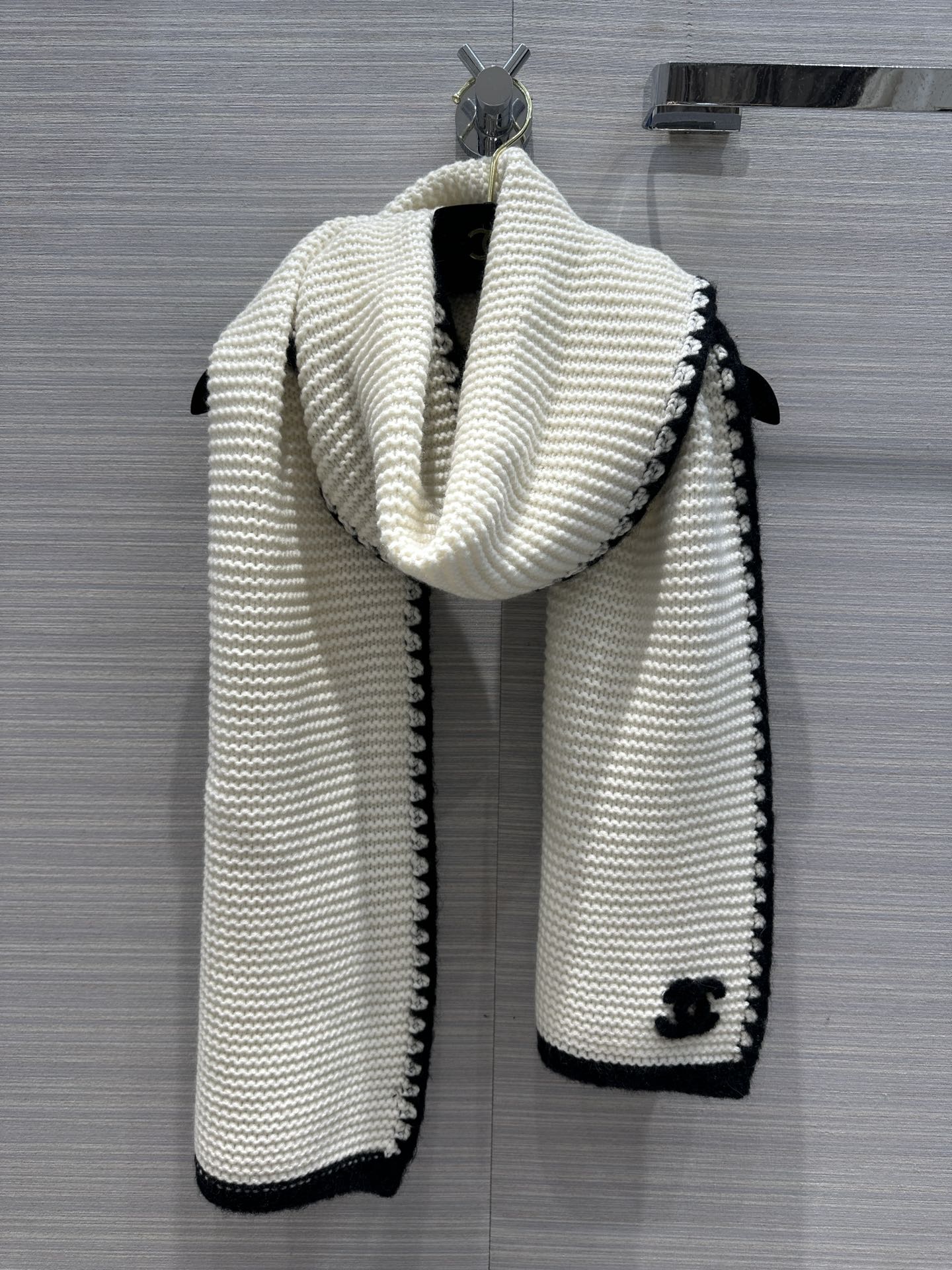 Новый шарф Chanel Double C с бахромой по краю, коллекция осень/зима 2023, белый.