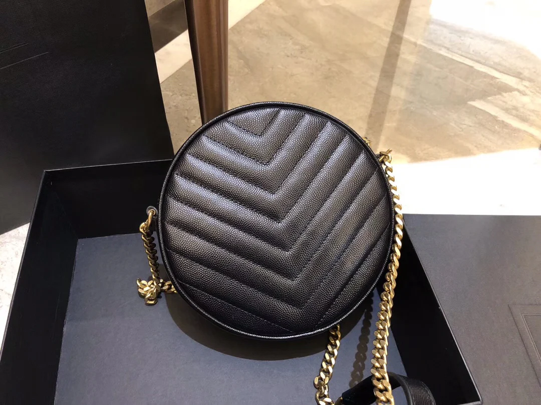 Маленькая круглая сумка YSL Vinyle - черная с золотой фурнитурой.