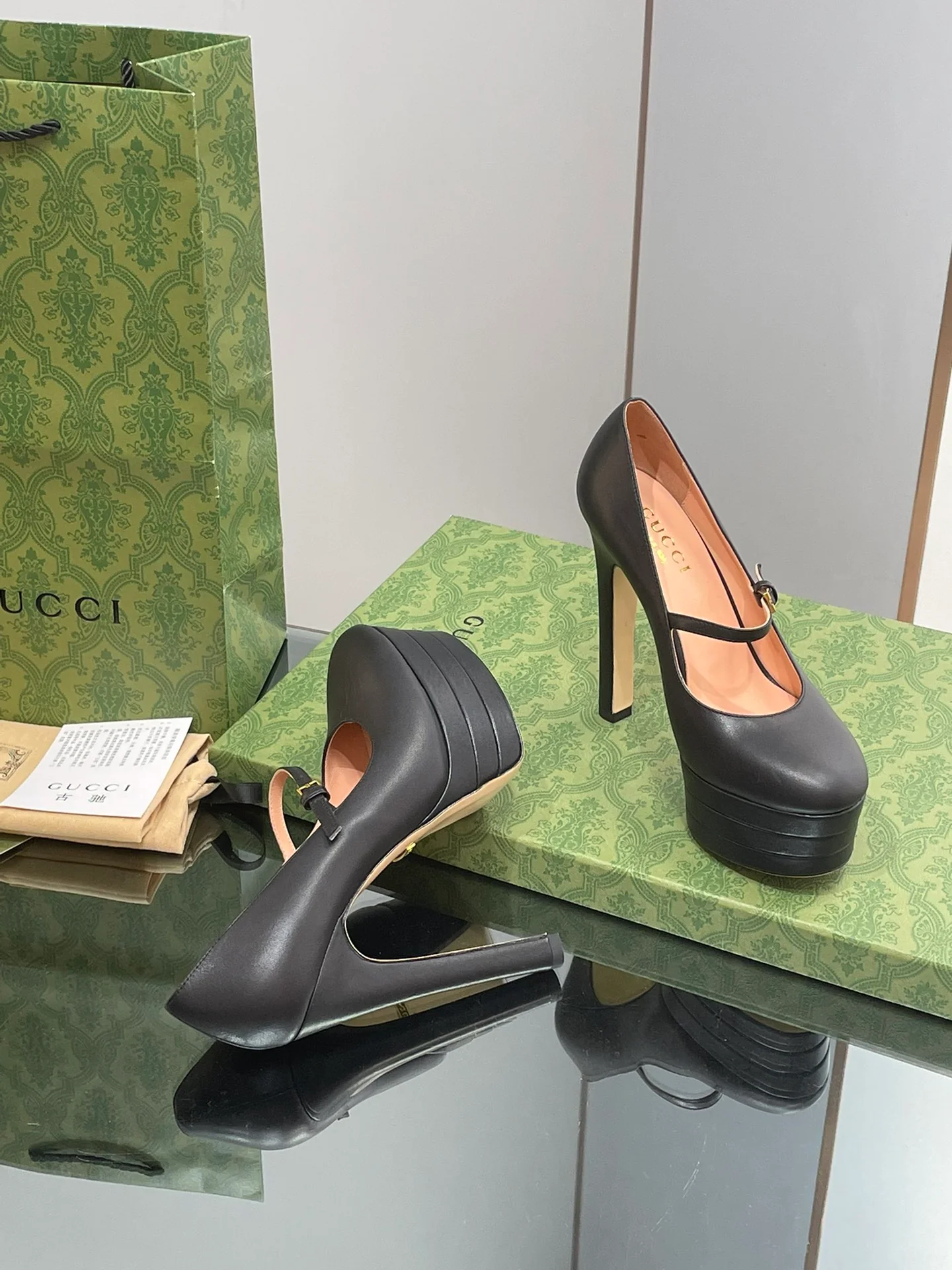 Новинка сезона осень/зима 2023 от Gucci — туфли на платформе ?Мэри Джейн? — черные.