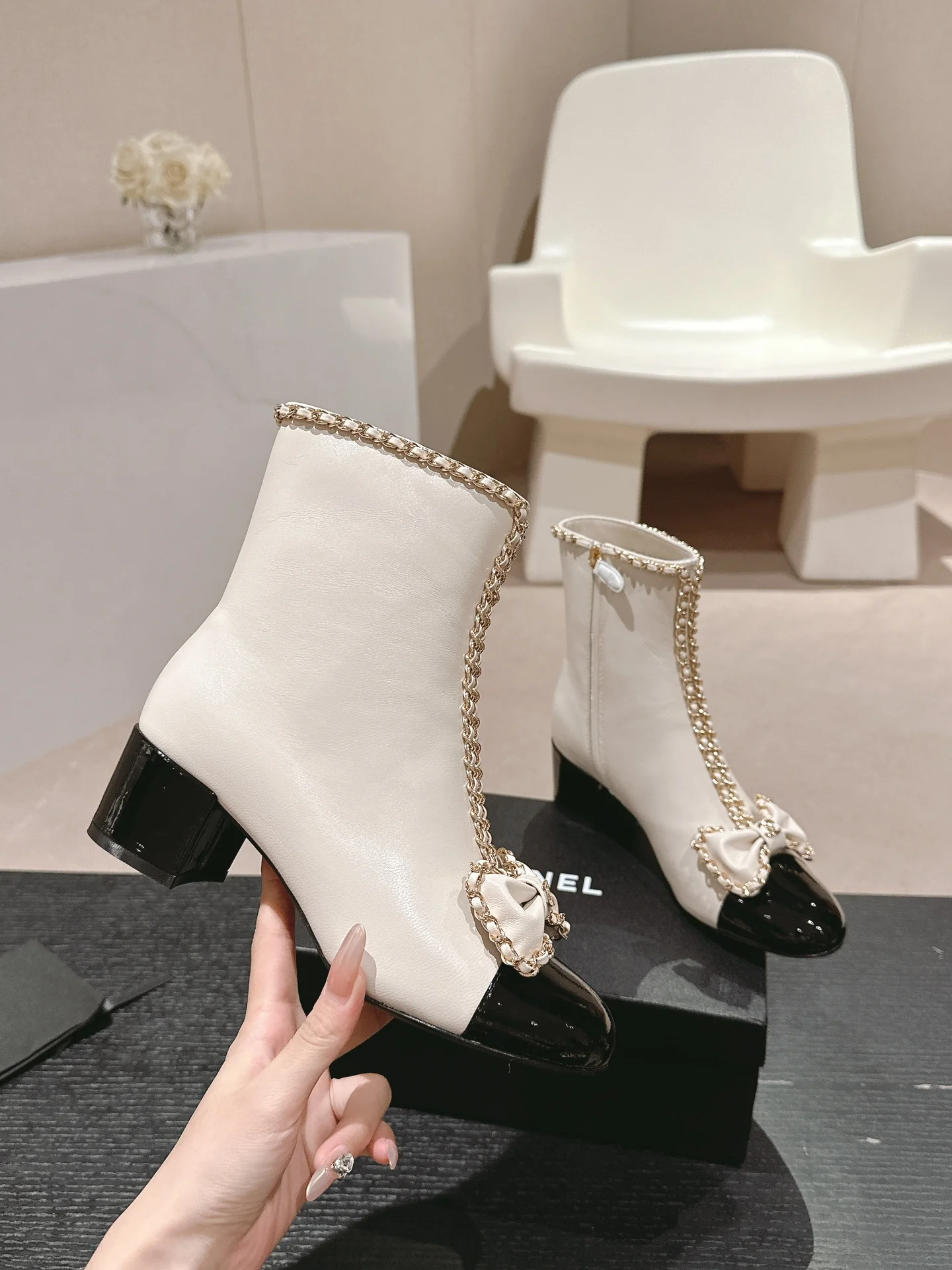 Ботинки на высоком каблуке Chanel 2024 — белые