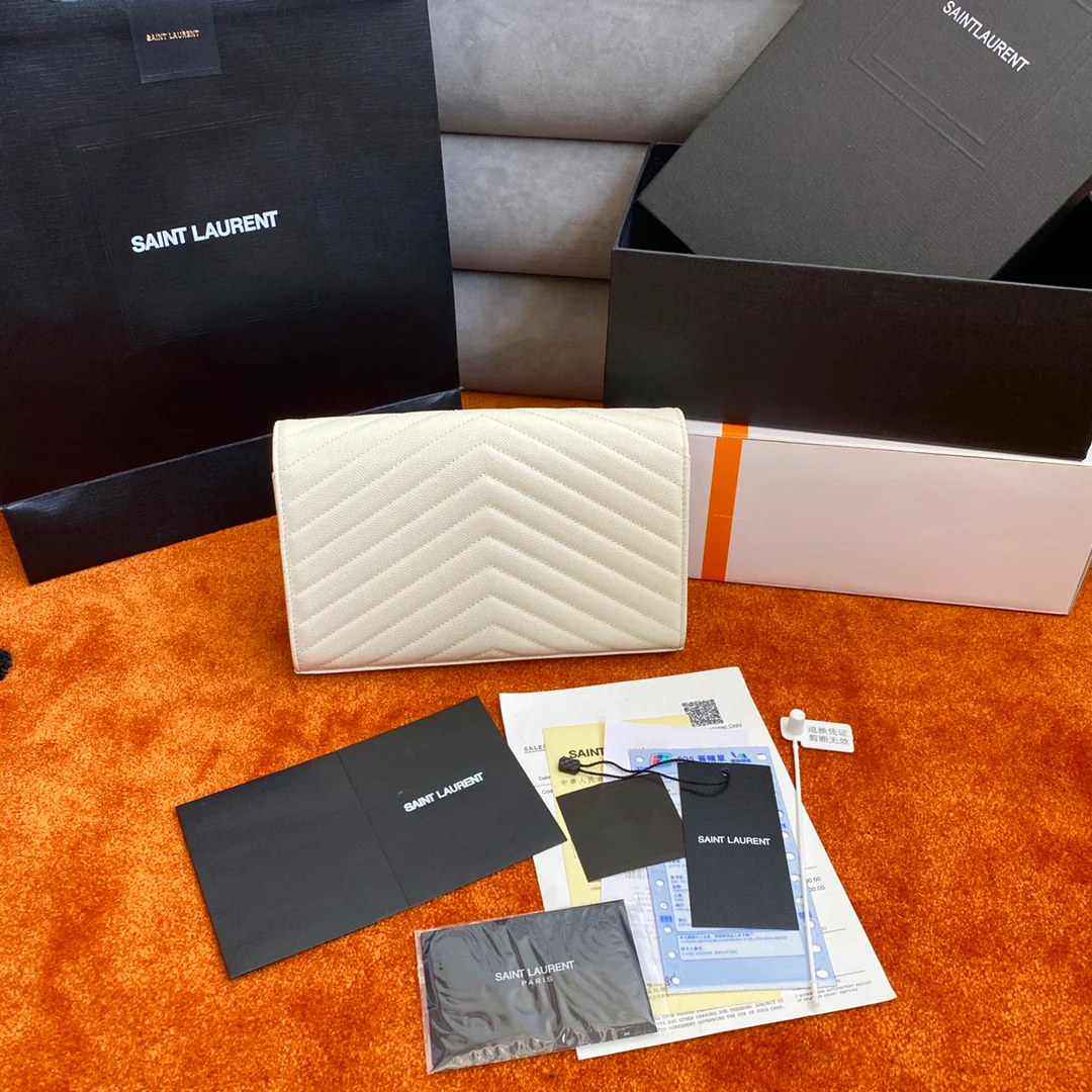 Кошелек-конверт YSL с монограммой из икры — белый с серебристой фурнитурой.