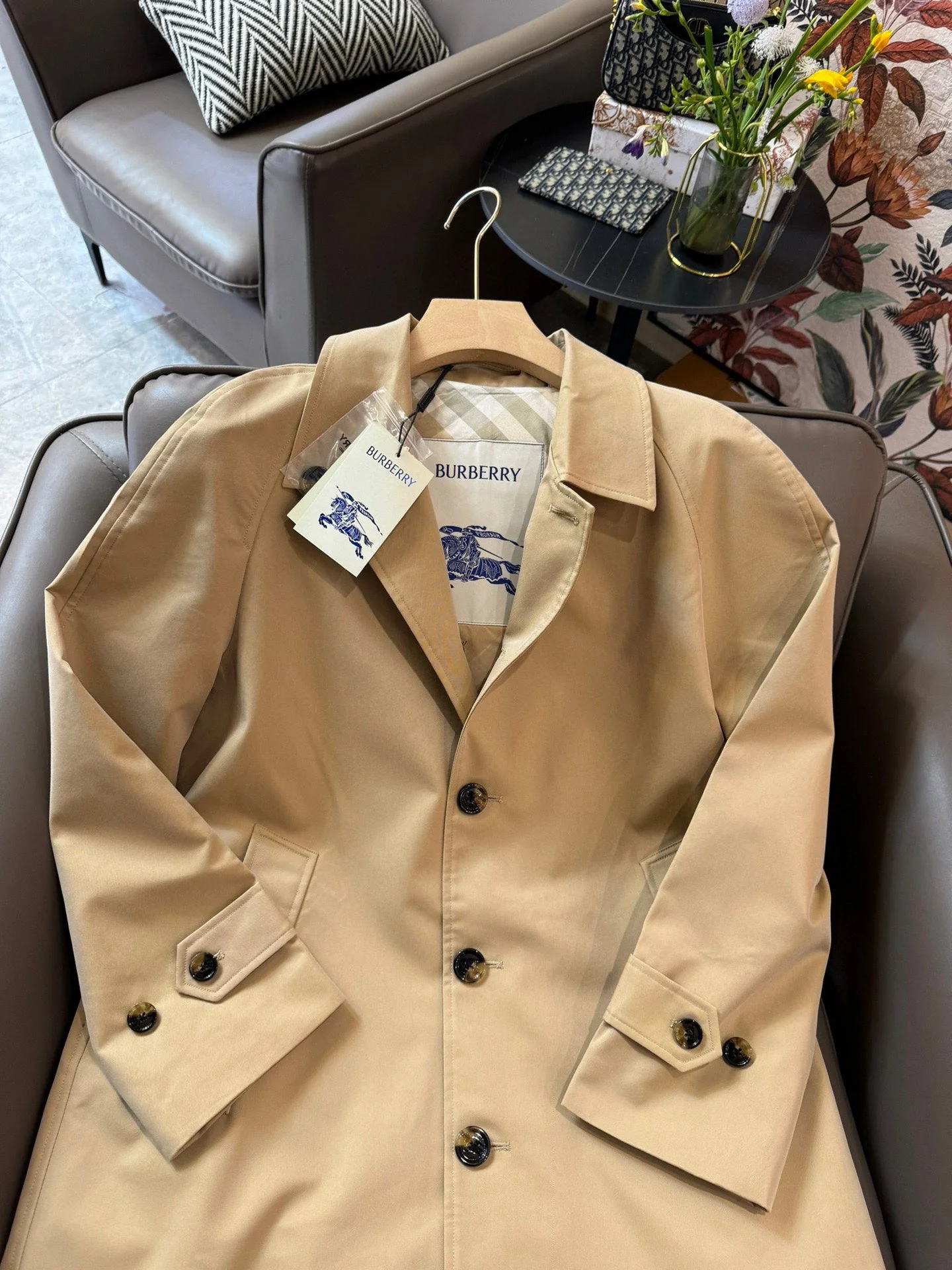 Тренч Burberry 2403-24ss на пуговицах, светло-коричневый.