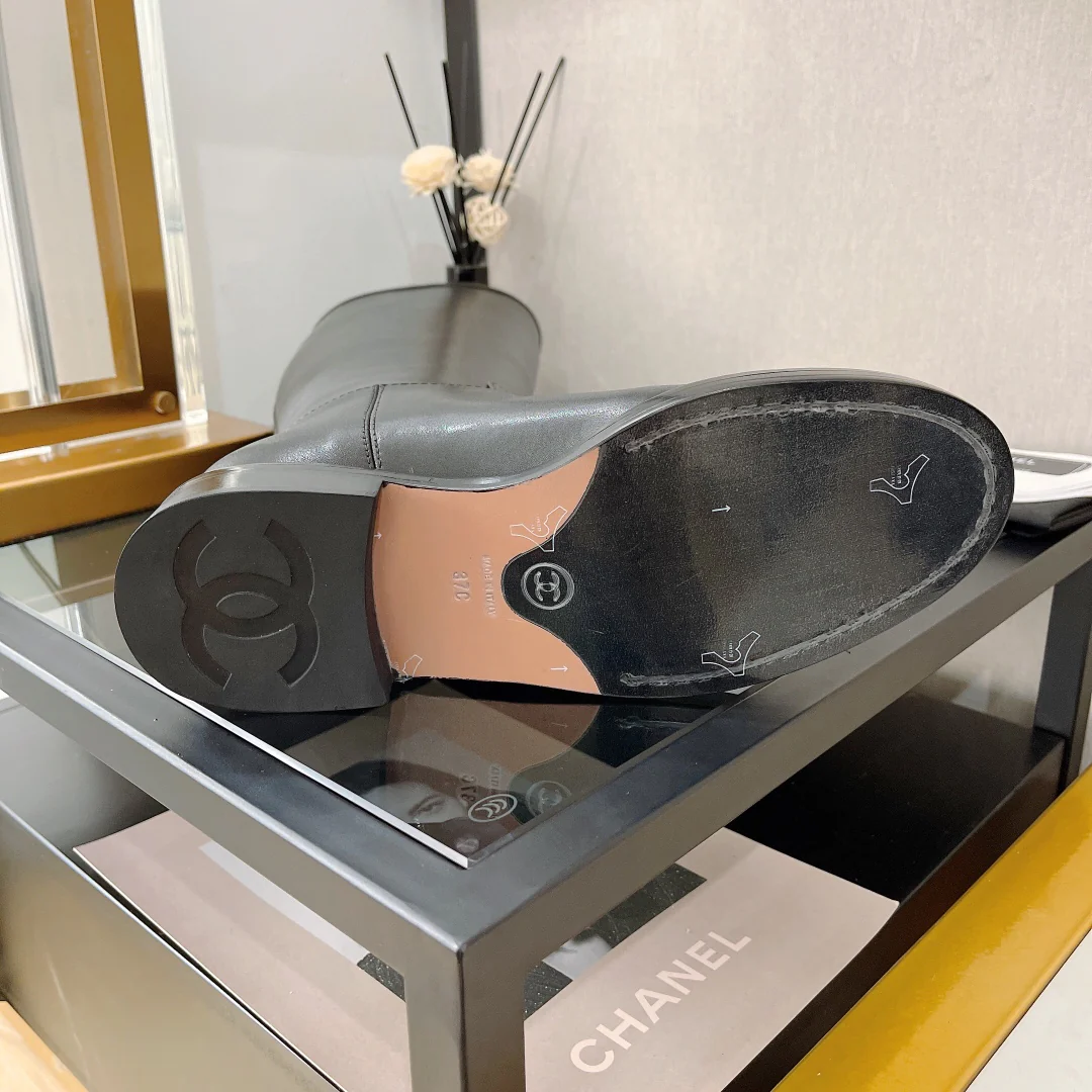 Ботинки Chanel с подиума 2022 года - черные.