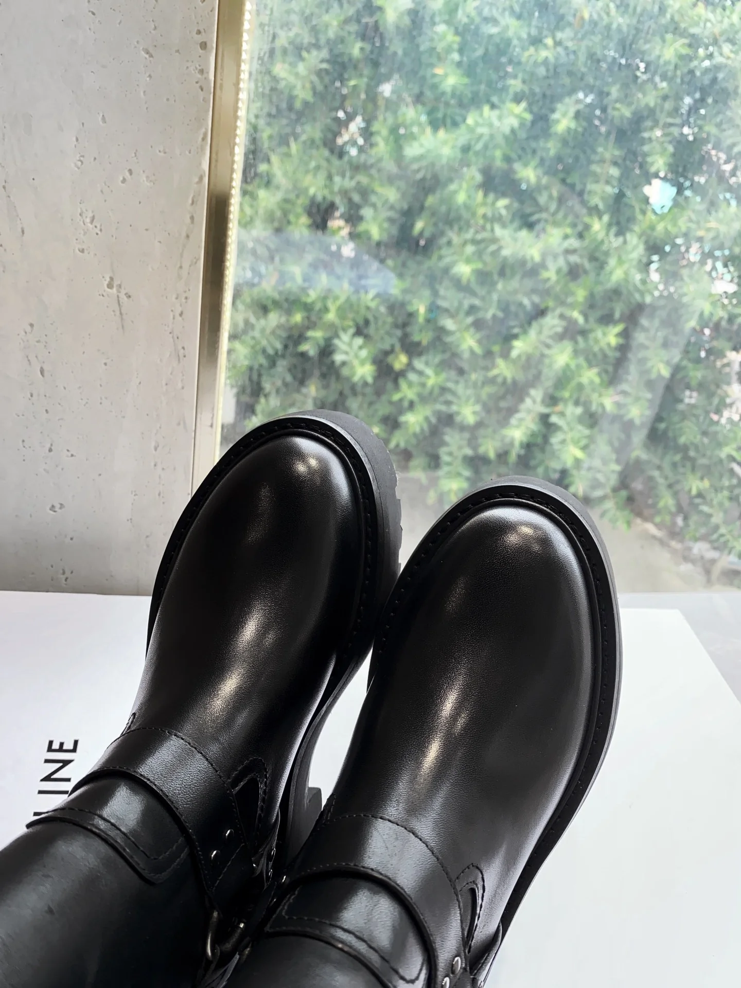 Новинка сезона осень/зима 2022 от Celine — сапоги до середины икры Arc de Triomphe Knight — в стиле Ян Ми.