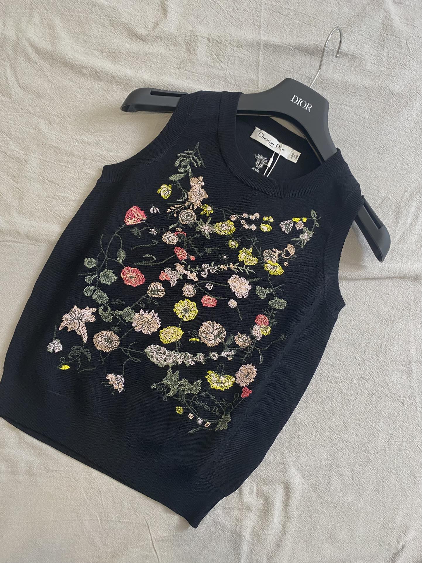 Dior - 2403-24 Ранняя весна. Новая цветочная коллекция. Вязаный жилет с обильной вышивкой в ??виде цветов - Черный.