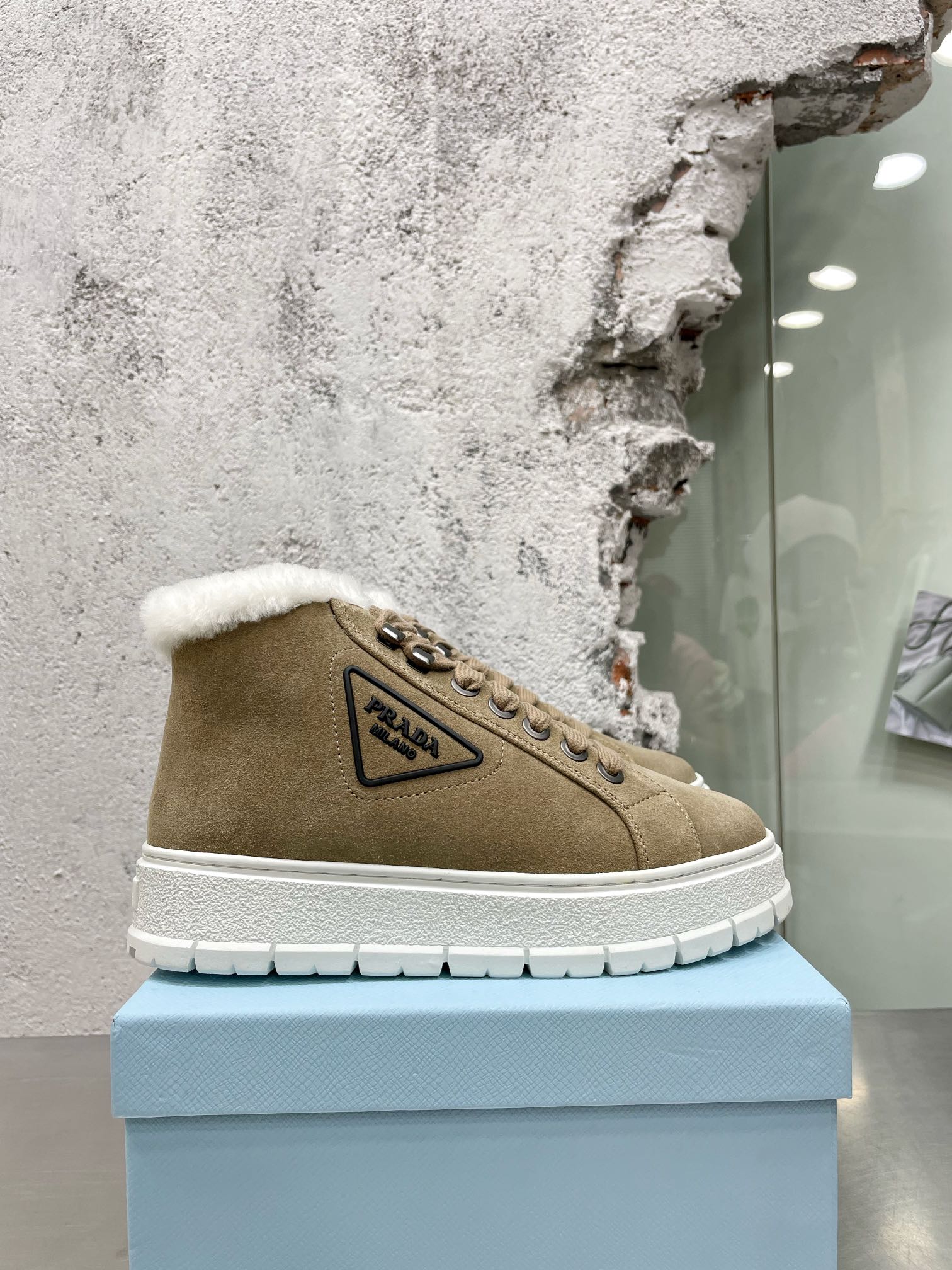 Новинка сезона осень/зима 2022 от Prada - Снежные сапоги - Стиль знаменитостей