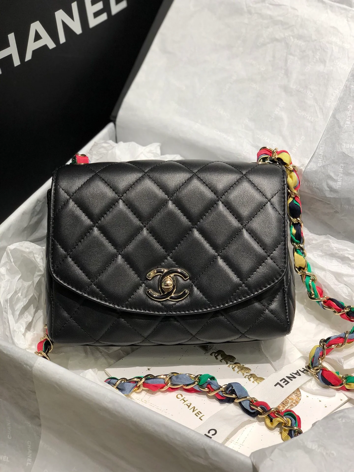 Сумка Chanel с радужной цепочкой, 2022 год.