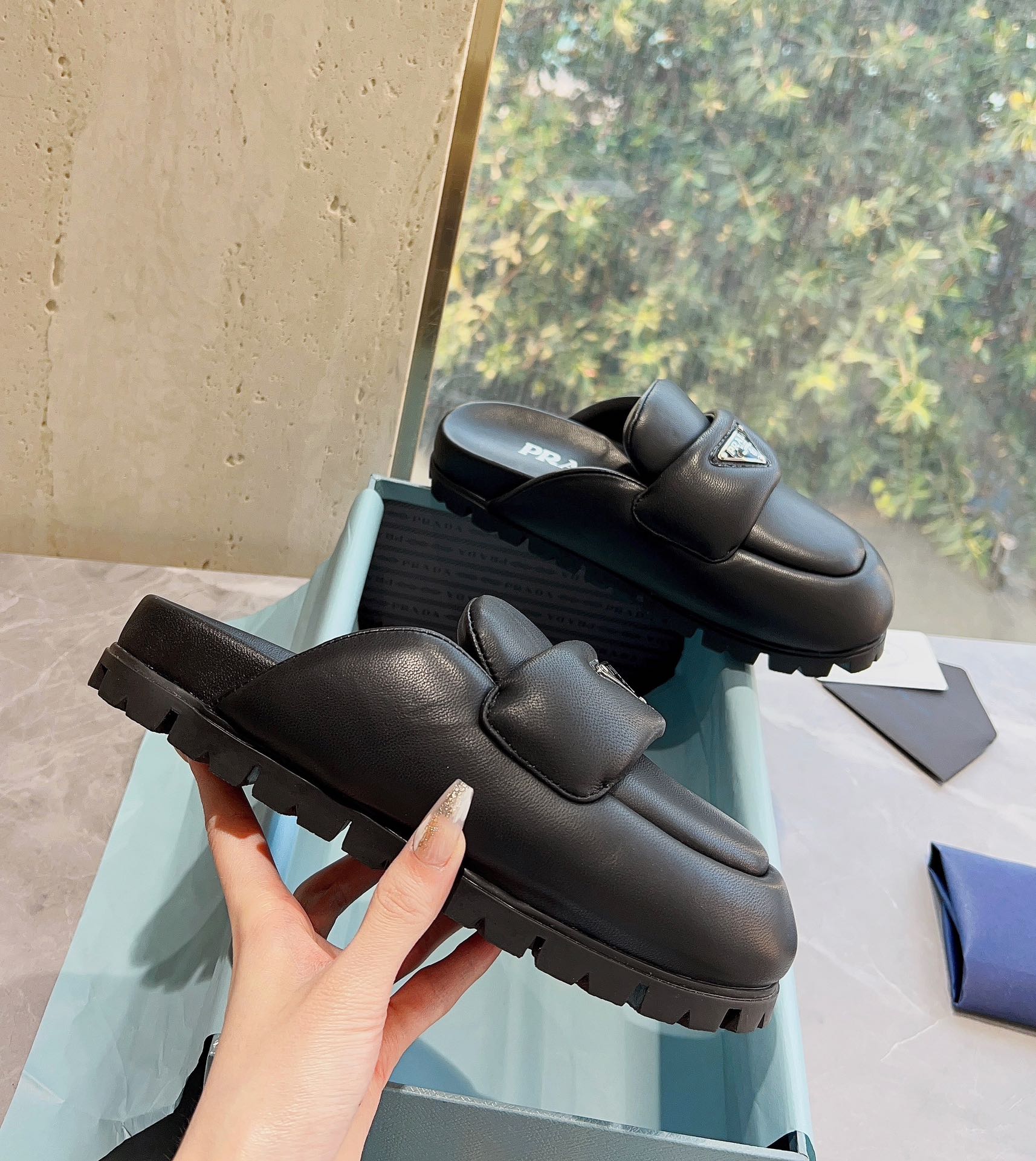 Коллекция Prada ?Ранняя весна 2023?: новинки в стиле Хейли Бибер — лоферы — черные.