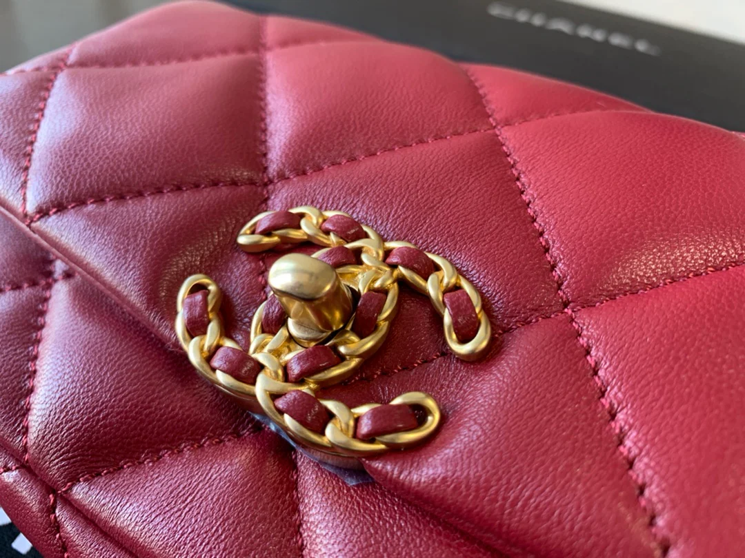Поясная сумка Chanel из серии 19bag - красная.