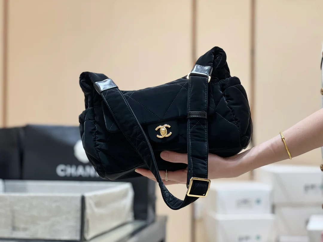 Сумка для лыж Chanel 24n-Coconige, маленькая, черная.